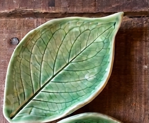 Elegante bandeja de cerámica con forma de hoja, verde, hecha a mano, con acabado pintado, perfecta para uso residencial, restaurantes y regalos. - Product Image 4