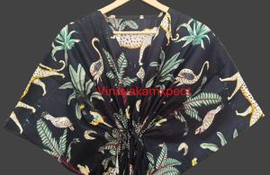 Splendido Kimono da Donna 100% Cotone Eco-Friendly Traspirante con Stampa Animale Tropicale a Tema Giungla, Vestito Lounge Nero Notte - Product Image 6