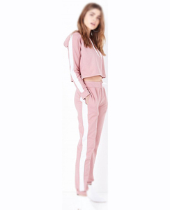 Vêtements coordonnés élégants pour les voyages, ensembles de survêtements pour femmes avec tissu doux et coupe moderne. - Product Image 4