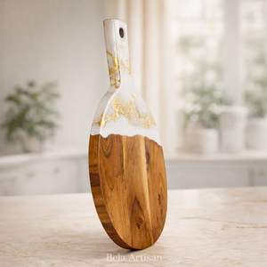 Tabla de servir artesanal de madera de acacia y resina epoxi Bela, tabla de charcutería con asa, tabla para cortar queso, bandeja de servir para cocina - Product Image 3