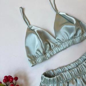 Conjunto de Bikini de Seda 100% Hecho a Medida de la Mejor Calidad, Estilo Romántico con Copas Triangulares sin Tirantes, Encaje y Aros, Ideal para Bodas y Noches Sensuales - Product Image 1