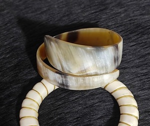 Brazalete de Cuerno de Búfalo Tallado, Artesanía Natural, Coleccionable, Ecológico, Moderno, Estilo Internacional Uttar - Product Image 5