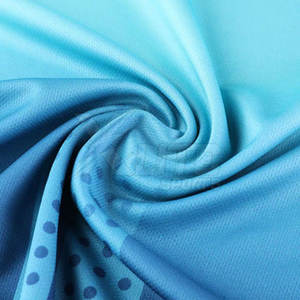 Uniforme de fútbol hecho con material que absorbe el sudor, diseñado para mantener a los jugadores frescos y secos durante partidos intensos de fútbol. - Product Image 5