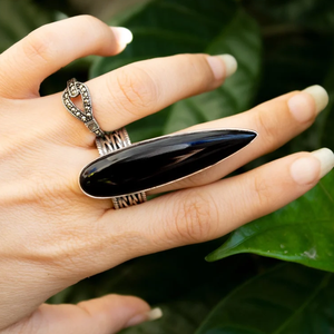 Bague en argent de style bohème faite à la main avec pierre précieuse en onyx noir de forme longue et ovale - Product Image 1