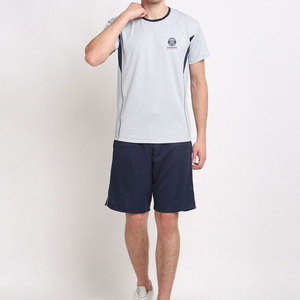 Conjunto de camiseta y pantalones cortos deportivos para hombre, tela que absorbe el sudor, perfecto para entrenamiento en el gimnasio y actividades atléticas. - Product Image 1