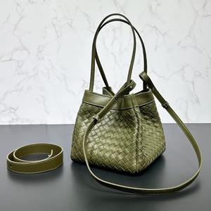 Bolso de cuero tejido para mujer, bolso pequeño tipo bandolera, bolso de mano de cuero genuino tejido a mano, bolso de diseñador minimalista para damas - Product Image 1