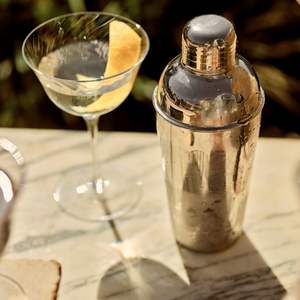 Coctelera Clásica de Metal con Acabado de Espejo en Acero Inoxidable, Perfecta para Amantes de los Cócteles y Bartenders Profesionales - Product Image 2