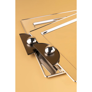 Ensemble de plateaux de service rectangulaires élégants en argent, avec finition miroir polie et accents de poignées demi-circulaires noires distinctives - Product Image 6