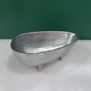 Bol décoratif ovale en aluminium fait main, finition argentée, bol de service texturé avec pieds, décoration d'intérieur, centre de table - Product Image 3