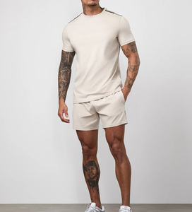 Conjunto de Camiseta y Pantalones Cortos para Hombre de Alta Calidad con Logotipo Personalizado y Cintas Adhesivas - Traje Deportivo de Verano de Secado Rápido, Transpirable y Suave al Tacto - Product Image 1