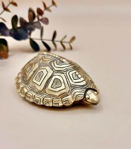 Centre de table en forme de tortue en métal pour la décoration de table à manger moderne et comme accent d'intérieur élégant - Product Image 6