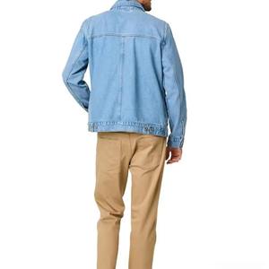 Chaqueta Trucker Clásica Personalizada de Mezclilla Azul Claro al por Mayor con Bolsillos de Solapa de Doble Botón en el Pecho y Cierres de Botón OEM USA Fábrica a Granel - Product Image 3