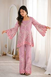 ชุดสัลวาร์กะมีซผ้ากำมะหยี่ปักลายสีชมพูสำหรับผู้หญิง พร้อมเสื้อตาข่ายลายดอกไม้และกางเกงขายาวสำหรับงานแต่งงาน - Product Image 2