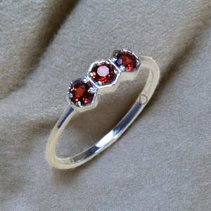Anillo de Plata de Ley 925 con Tres Piedras de Granate Rojo Natural, Hecho a Mano, con Engaste de Bisel de Calidad Premium, Anillo de Boda - Product Image 2