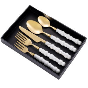 Juego de cubiertos de lujo con cucharas, tenedores y cuchillos dorados, juego de 5 piezas, juego de cubiertos con mangos blancos con cuentas, precio al por mayor. - Product Image 1