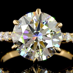 Anillo de compromiso con diamante cultivado en laboratorio de 4 quilates, corte brillante redondo, certificado por IGI, oro amarillo de 14K, 6 puntas, VVS1, banda pavé de moissanita - Product Image 3