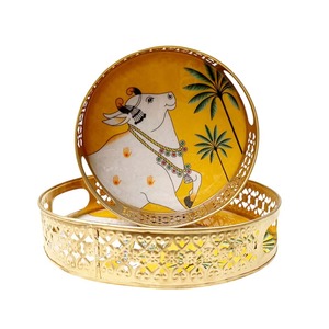 Plateau en métal Pichwai avec pot, idéal pour cadeau de mariage, cadeau de pendaison de crémaillère et décoration de maison de luxe, disponible à prix abordable. - Product Image 3