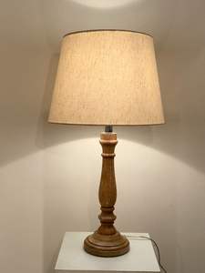 Lámpara de mesa moderna con diseño personalizado y fuente de luz LED de pantalla de madera de color para decoración del hogar fabricada en la India - Product Image 6