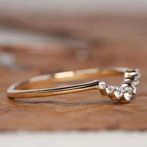 Anillo de Boda Apilable de Lujo para Mujer, con Banda Curva y Moissanita de Corte Brillante, en Plata de Ley 925 Chapada en Oro - Product Image 2