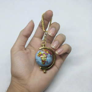 Porte-clés globe terrestre vintage en laiton, porte-clés décoratif, cadeau pour les voyageurs, les amateurs de géographie, accessoires de bureau - Product Image 1