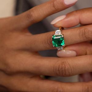Bague classique en or massif 14 carats avec émeraude verte taille Asscher et moissanite colombienne, idéale pour un anniversaire de mariage ou comme cadeau d'anniversaire - Product Image 4