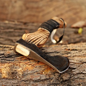 Hacha Vikinga de Acero al Carbono Forjada a Mano, Mango de Madera de Fresno Personalizado OEM, Hacha con Cuchilla Afilada y Funda de Cuero, Hacha para Camping y Bushcraft - Product Image 5