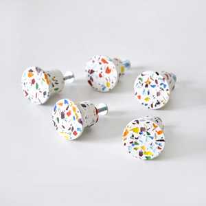 Boutons de meuble en résine terrazzo confettis, modernes et marbrés, faits à la main, accessoires de mobilier minimalistes, boutons de tiroir en résine - Product Image 6