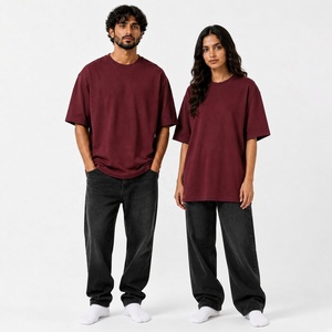 Camiseta Unisex Borgoña Oversize con Hombros Caídos, Corte Regular, Mangas Cortas y Tejido 100% Algodón Transpirable para Streetwear - Product Image 1