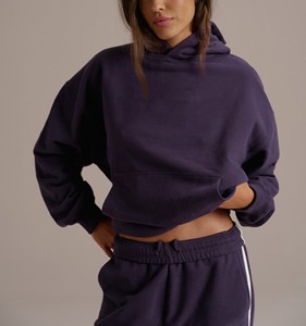 Sudadera con capucha oversize de invierno para mujer, de moda y de alta calidad, con logo frontal personalizado, efecto stonewashed, bolsillos tipo bolsa y hombros caídos - Product Image 1