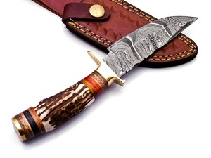 Cuchillo de hoja fija de acero de Damasco OEM con funda de cuero, EDC, Full Tang, para caza, desollado y camping, mango de cuerno de ciervo y bolster de latón - Product Image 4