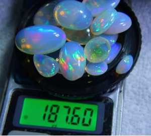 โอปอลเอธิโอเปียธรรมชาติทรงคาโบชอง รูปทรงรังผึ้ง หลายสีรุ้ง โอปอลประจำเดือนตุลาคม พลอยหลวม - Product Image 1