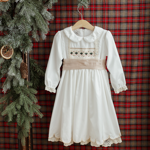 Vestido Navideño Blanco Bordado para Bebé Niña, Manga Larga, Estilo Vintage, Vestido Infantil, Marca Chaiko House - Product Image 6