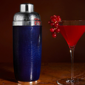 Coctelera azul y plateada texturizada con un distintivo acabado bicolor. Artículos de bar elegantes diseñados para una recepción impresionante - Product Image 5