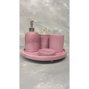 Ensemble de salle de bain élégant en céramique rose, quatre pièces : plateau rond, distributeur de savon, porte-brosse à dents, avec fonction de nettoyage facile - Product Image 1