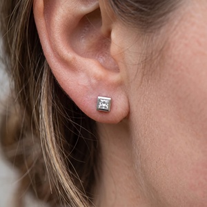 Vente en gros de boucles d'oreilles clous en or blanc 14 carats avec diamant naturel taille princesse et serti carré, Memoria Jewels - Product Image 4