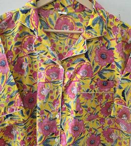 Ensemble de pyjama d'été pour femme à imprimé floral vibrant, en coton artisanal respirant et à séchage rapide, chemise à manches courtes boutonnée - Product Image 3