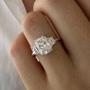Bague à trois pierres en diamant de laboratoire allongé radiant de 2 carats E VVS2, or blanc, certifiée IGI - Product Image 3