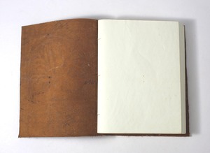 Carnet personnalisable en cuir de buffle souple, couverture faite à la main en papier recyclé, motif arbre en relief - Product Image 4