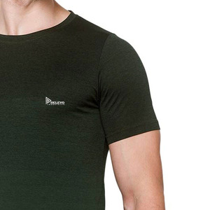 เสื้อยืดคอกลมแขนสั้นสีเขียวมะกอกสีเขียวมะกอกสำหรับผู้ชายจาก relevo Industries - Product Image 2