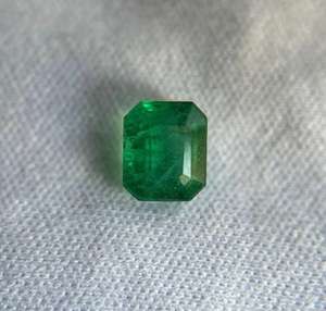 Esmeralda natural deslumbrante de corte octogonal de 5.20x4.40 mm. Hermosa esmeralda para joyería. - Product Image 1