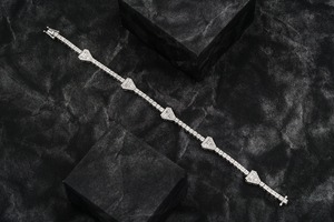 Bracelet tennis sophistiqué entièrement serti de diamants Moissanite, étincelant et élégant, à vendre - Product Image 2