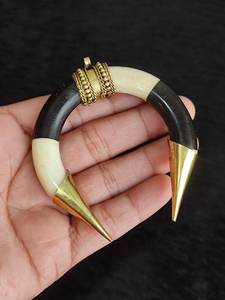 Colgante de luna creciente hecho a mano con hueso de buey y capa de latón - Joyería tribal de origen ético - Product Image 3