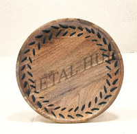 Assiette de présentation ronde décorative avec bordure en feuille sculptée, finition ton bois naturel, pour la mise en place de la table à manger
