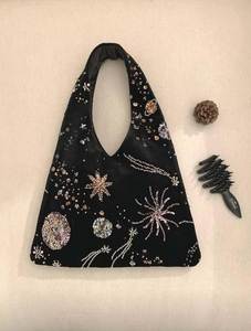 Sac à bandoulière pour femme, brodé et perlé, fait main, avec détails de mode haut de gamme, style ange, design personnalisable - Product Image 1