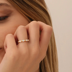 Bague à l'allure élégante en or rose sertie de diamants de laboratoire et ornée de perles - Product Image 4