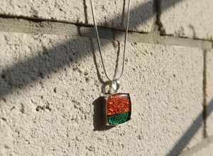 Collar Radiant Tone Forest & Amber Fusion, compuesto de resina y piedras preciosas. Esto crea un plataño alemán multicolor único. - Product Image 3