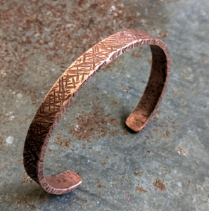 Bracelet de poignet en cuivre pur de luxe, gravé à la main, personnalisable, design exquis, bijoux à la mode - Product Image 1
