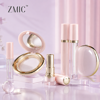 Ensemble d'emballages cosmétiques de luxe : tube à rouge à lèvres rose, tube à gloss transparent, étui compact de luxe pour poudre, tube à eye-liner vide en plastique