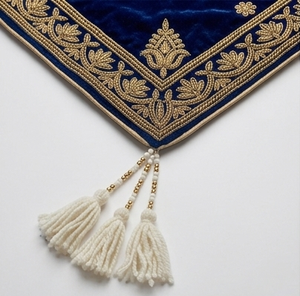 Frange à pampilles en velours bleu brodé or avec pompons crème pour la décoration textile de la maison - Product Image 1