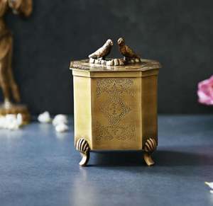 Hecho de latón puro con un acabado lacado, no se descolora ni se oxida. La tapa se cierra de forma segura, lo que lo hace ideal. - Product Image 2